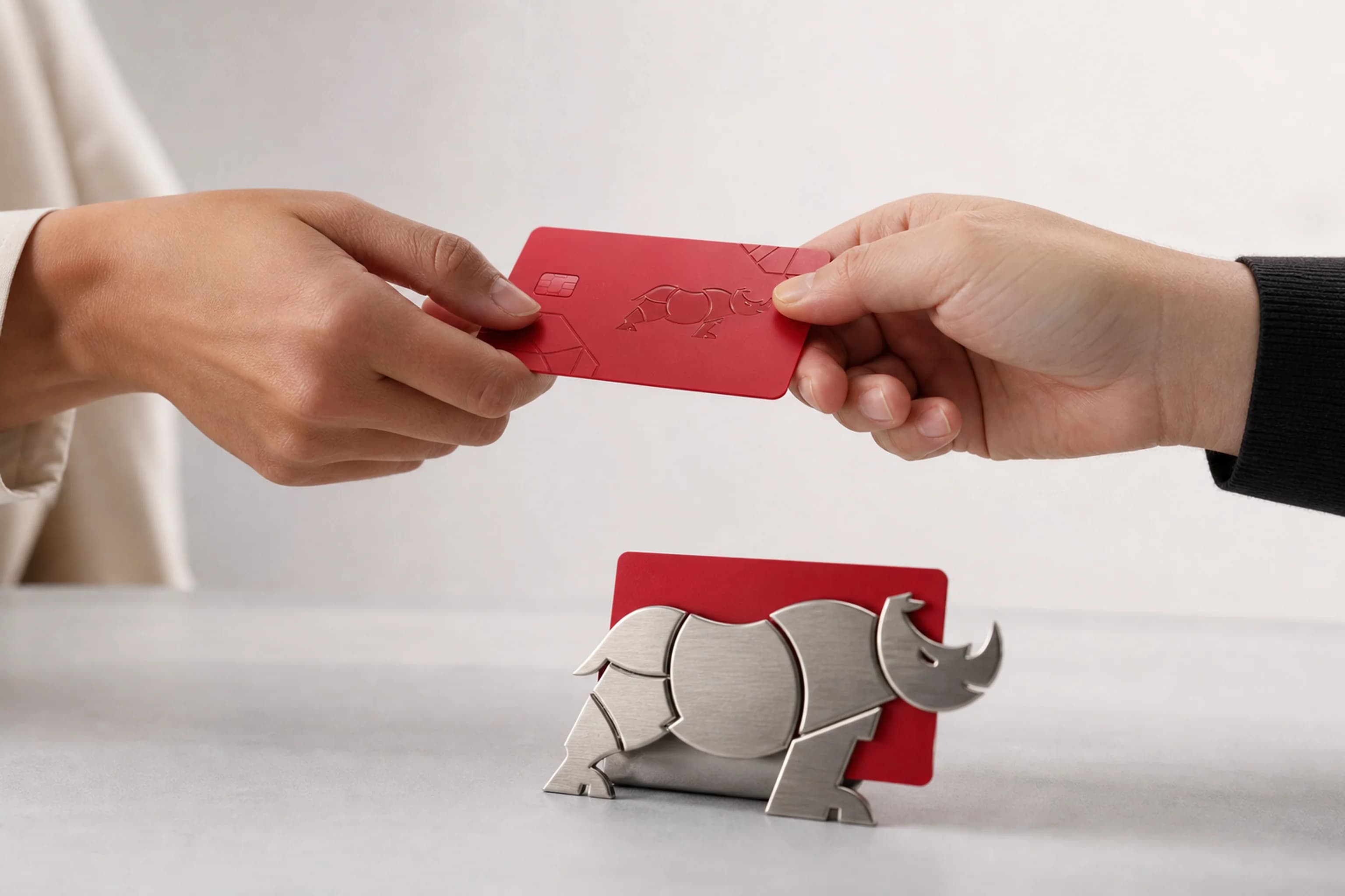 Dispositif clients : une carte de fidélité à points Groupe Rhinos remise de main à main à un client professionnel