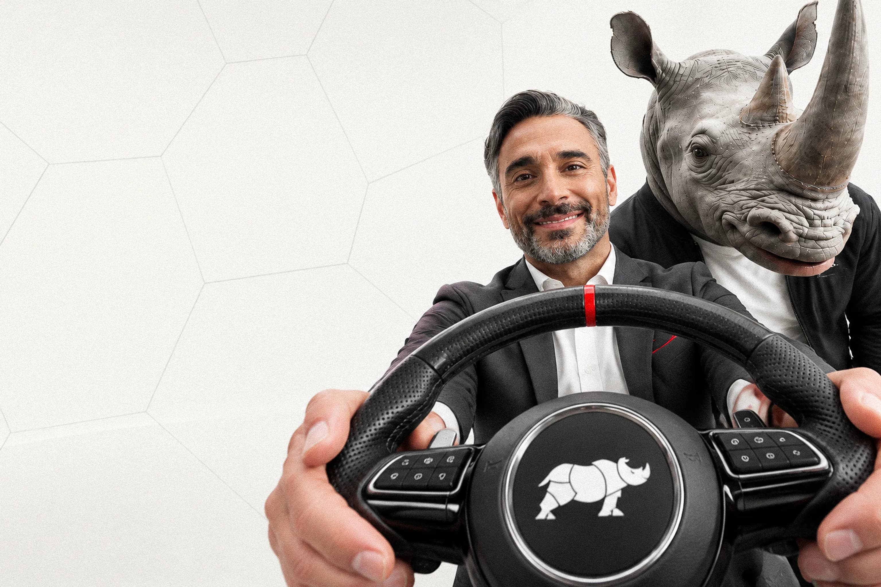 Programme secteur automobile et mobilité : un professionnel et un personnage à tête de rhinocéros au volant Groupe Rhinos
