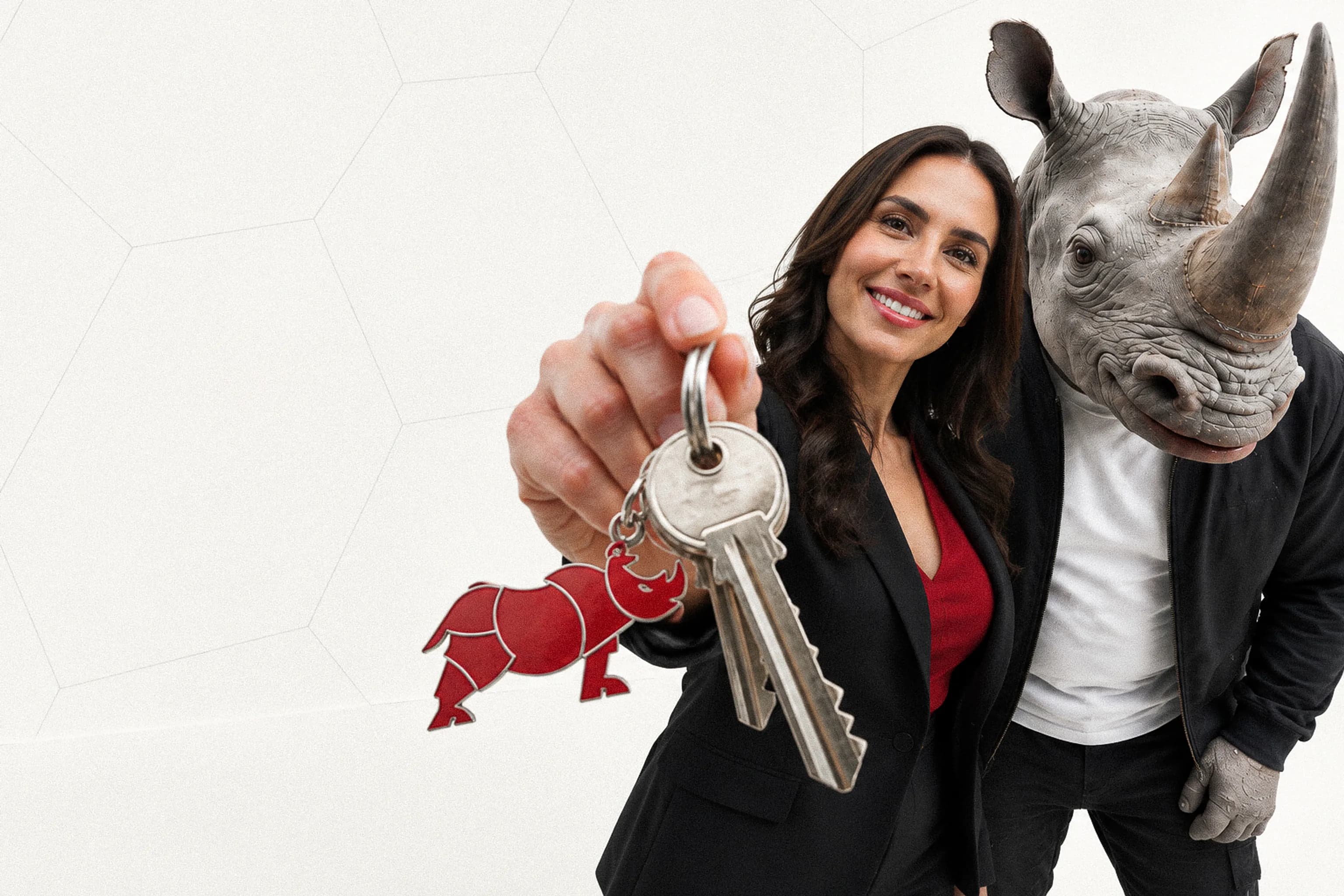 Programme secteur immobilier : une professionnelle tend des clés au porte-clés rhinocéros rouge Groupe Rhinos