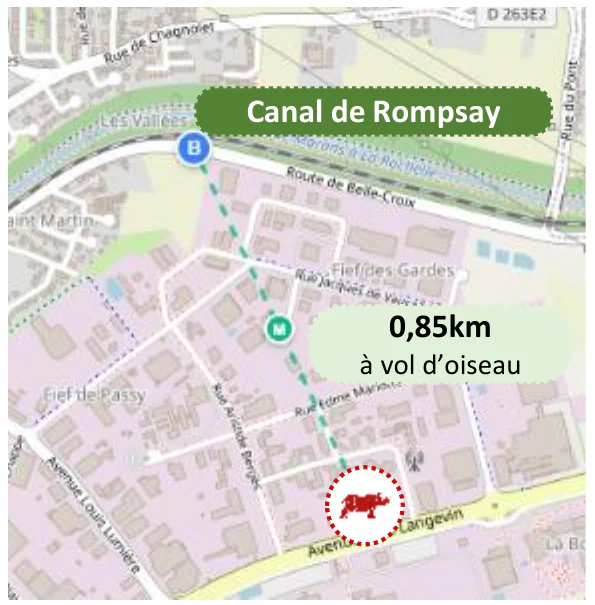 Plan du quartier : un trait pointillé relie un cercle rouge marqué du rhinocéros du logo, en bas du plan, au Canal de Rompsay, en haut ; une étiquette indique « 0,85km à vol d’oiseau ».